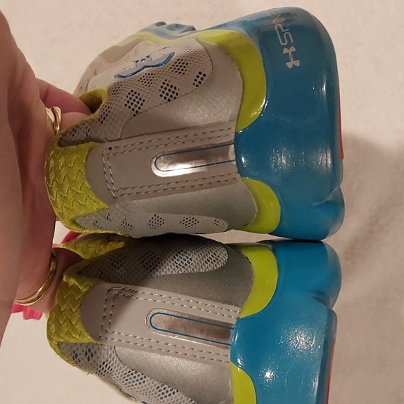 Women's Size 8 Under Armour Spine Sneakers - Picture 8 of 12